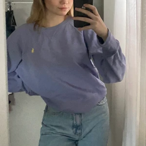 Oversize tröja - Denna tröja är i en blå/lila färg och är i 84% bomull och 16 % polyester