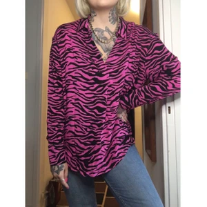 Skjorta - Zebrarandig skjorta köpt från Mango, aldrig använd. Lätt oversized i bomull. Inga knappar. Storlek L