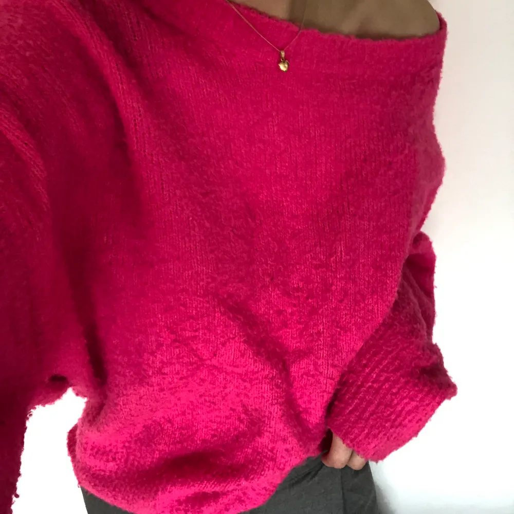 Säljer denna rosa stickade tröja från zara, sälj då den inte kommer till så stor användning🤎. Stickat.