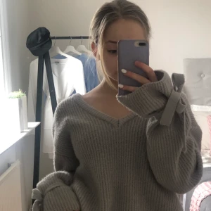 Grå stickad tröja från nakd - Grå stickad tröja från Linn Ahlborgs kolektion med nakd✨ Super fin och nästan aldrig använd💛 Passar allt från xs-l då den är väldigt oversize💛 Köparen betalar frakt✨