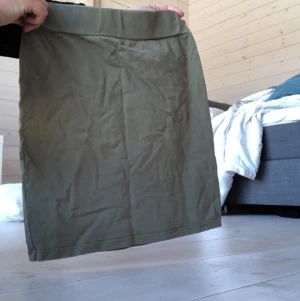 Grön kjol - Används inte, tvättas innan postningen, kan byta men då måste du betala frakten. Jag betalar inte frakten. Priset kan förhandlas vid affär inom 12 timmar