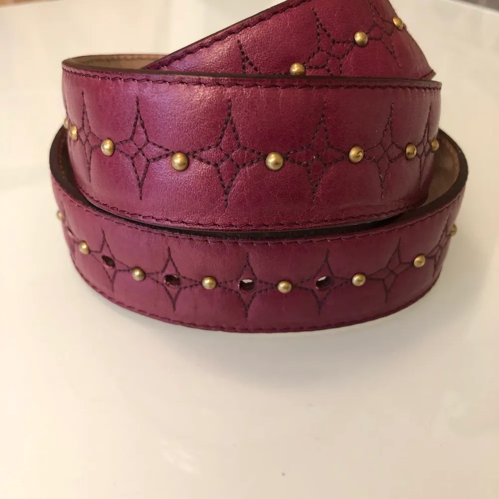 & Other stories leather purple belt with gold detailing. Length 100cm  Pick up available in Kungsholmen  Please check out my other items! :) . Accessoarer.