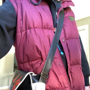 Oversized väst  - Svinoversized väst i mörkröd färg, så cool och snygg, väldigt väldigt varm. Frakt blir 120. 
