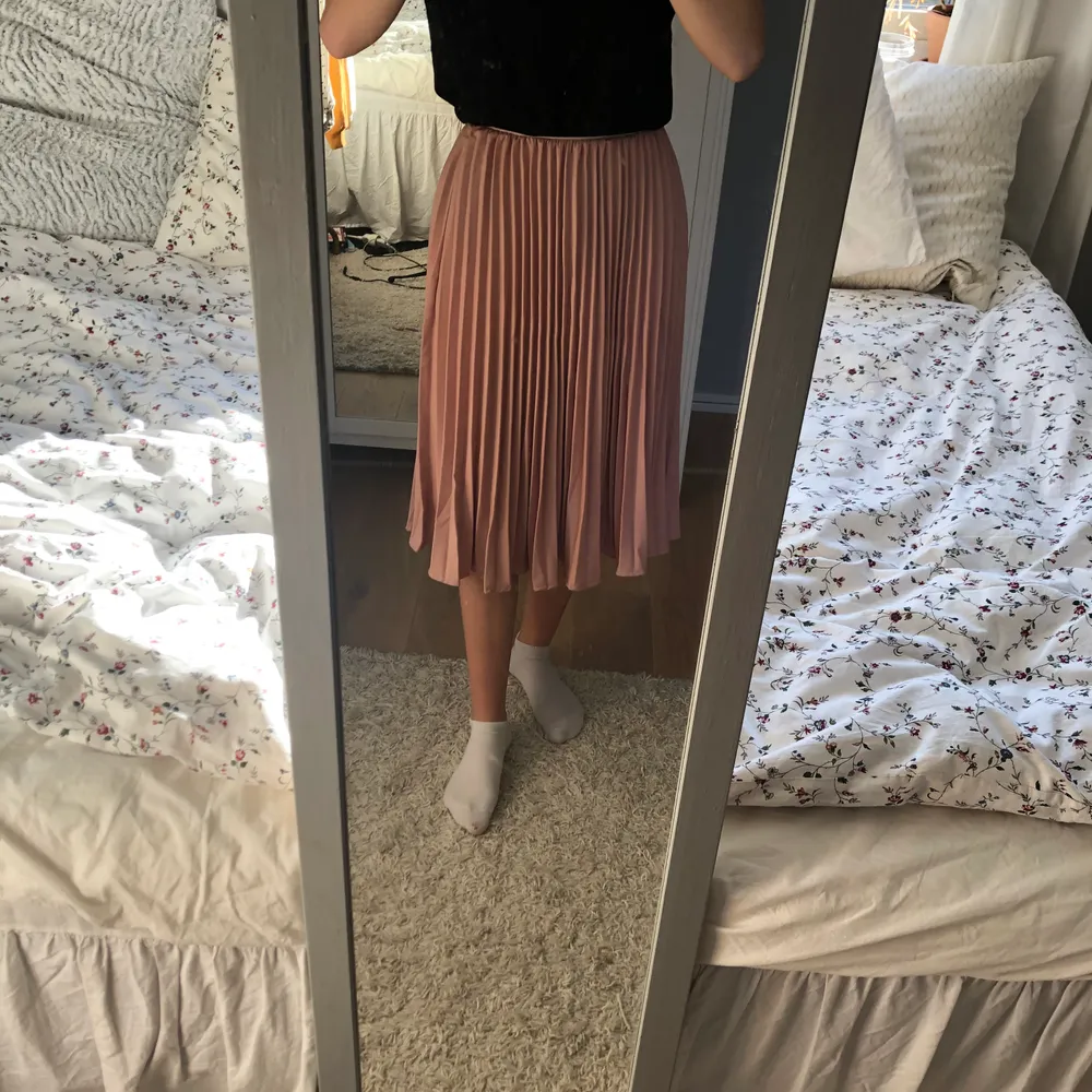 En suuperfin rosa plisserad kjol i storlek S/M men jag tycker den sitter som en xs i midjan. Jag köpte den för två årsedan men den är sparsamt använd då den alltid varit lite för tajt för mig (jag brukar ha storlek S).. Kjolar.