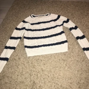 Stickad randig tröja - En jättefin stickad, randig tröja i storlek xs, använd några gånger. Köparen står för frakten!