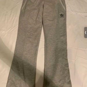 Utsvängda adidas byxor! 50kr - Ett par adidas utsvängda byxor nya 50kr