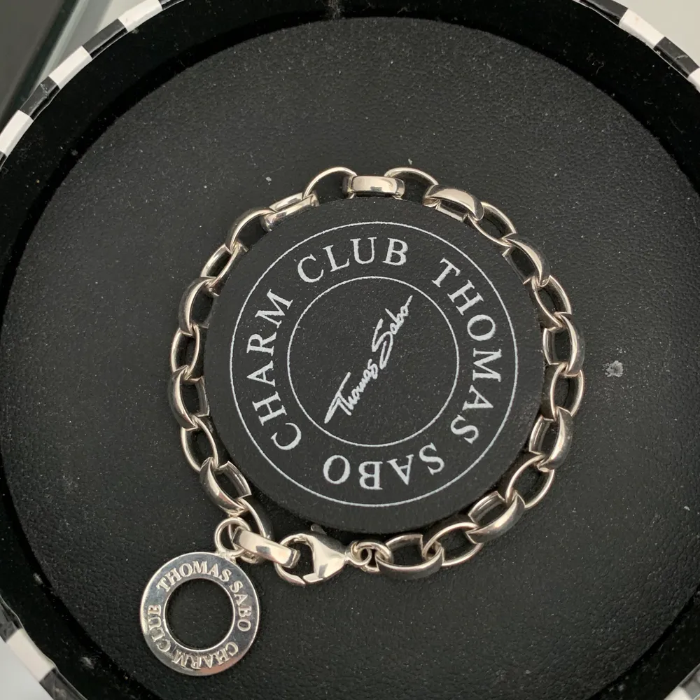 Ett armband från charm club, köptes för 699 och säljs för 450 kr. Frakt tillkommer på 39 kr. Omkretsen på armbandet är 17,5 - 18 cm. . Accessoarer.