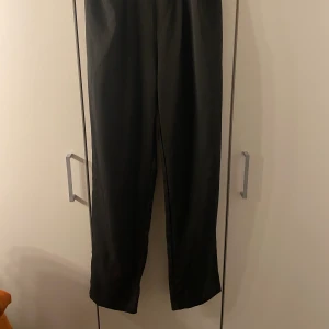 Byxor - Jätte fina byxor från Shein, dragkedjan är där bak. 