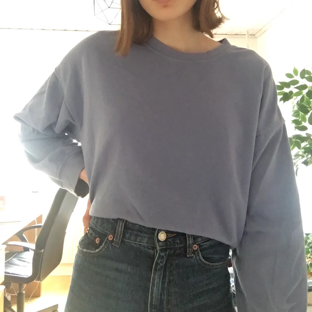 En violett sweatshirt från Zara i storlek M. Den är knappt använd och i bra skick. Frakt tillkommer🥰. Hoodies.