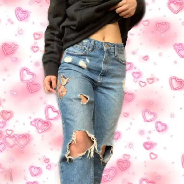 Snygga jeans med fina detaljer🧚🏼‍♀️. Jeans & Byxor.
