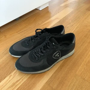 Svarta Ecco skor i skinn 39 - Svarta Ecco skor i skinn •Storlek 39. Jättebra skick, knappt använda och är mycket bekväma •Färg: svart •Pris 300 kr 🚫Djurfritt och rökfritt hem 📍Kan mötes upp i Mölnlycke 📬Kan skickas mot fraktkostnad (66 kr)