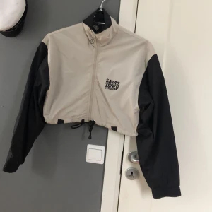 Vintage vindjacka - Croppad vindjacka som jag köpt second hand på beyond retro i stockholm. Köpare står för frakt.