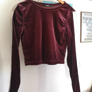 Sammetströja - sammet 🌞 - Mycket snygg croppad tröja i sammet. Fint skick!! Märkt Large men passar på mig i Small. 
