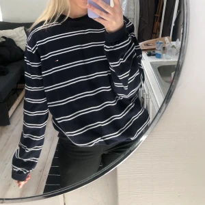 Tommy hilfiger tjocktröja  - Snygg tjocktröja från tommy hilfiger. Skulle beskriva den som en medium. 