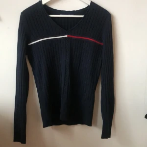 V-ringad Tommy Hilfiger  - Otrolig marinblå Tommy H. tröja, passar bra till exakt allt!! Superfin verkligen, får alltid komplimanger när jag har denhär. 