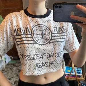 Cool tröja - Så cool tröja inköpt på Beyond Retro för ca 3 år sedan. Säljer pga ej plats i garderob. Rätt bra skick och knappt använd. Finns ingen storlek men skulle säga XS-M. Kan mötas upp i Stockholm eller frakta! 