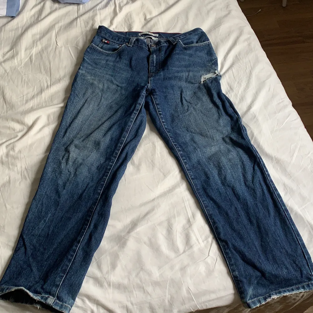 Fina Tommy Jeans har ett håll vid fickan annars är det inga andra flaws/hål/stains . Jeans & Byxor.