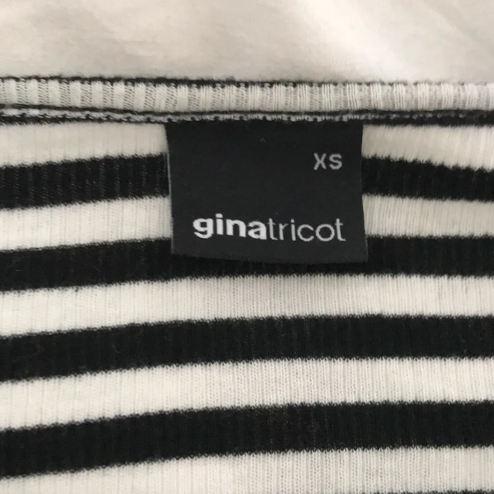 Säljer denna tröja från Ginatricot i storlek XS. Toppar.