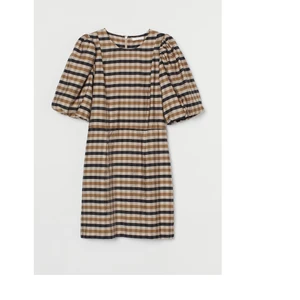 Kaxig klänning - Kaxig rutig klänning med puffiga armar😍 Snygg till fest eller till vardags med en stickadtröja över! Bara använd till bild så i superfint skick🥰🤍