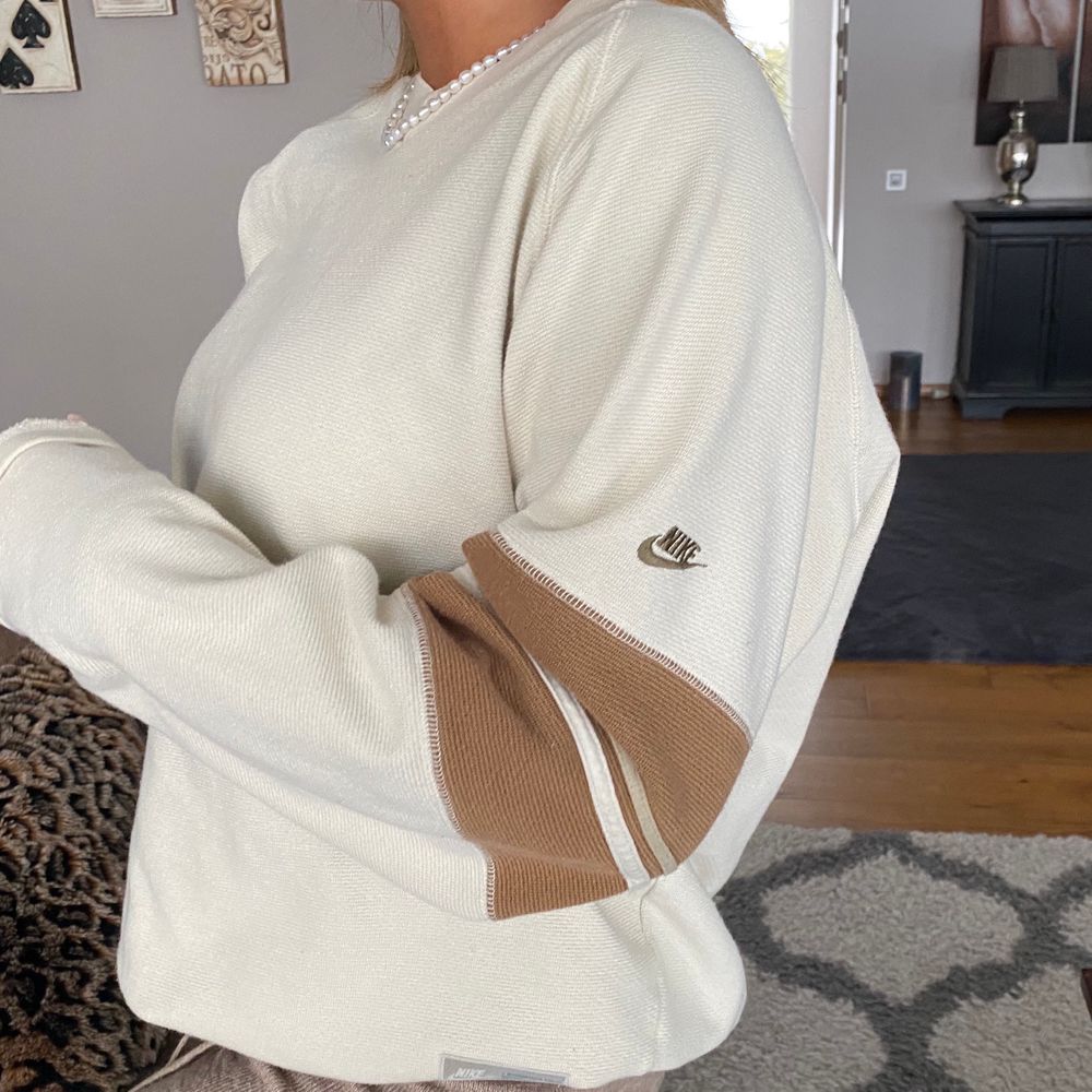 Intressekoll på min coola Nike vintage sweatshirt, säljer endast för bra pris , kund står för frakt!! Oversize på mig som vanligtvis har S (har andra Nike tröjor som jag säljer på min plick så kolla in dom) högsta BUD: 850kr. Tröjor & Koftor.