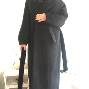 Kappa - Svart kappa, helt svart (mörkare än på bilden!). 