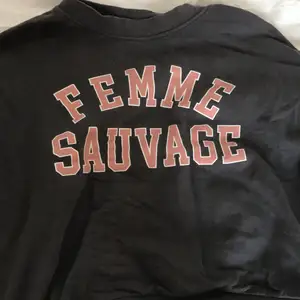 Säljer denna gråa sweatshirt med rosa text