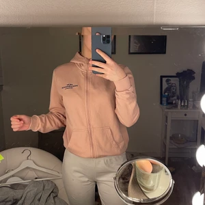 Rosa zip-up från peak performance - En rosa väldigt skön zip-up från peak performance, använd fåtal gånger men i väldigt bra skick, säljer då den inte används🥰 köpt på kidsbrandstore, pris kan absolut diskuteras