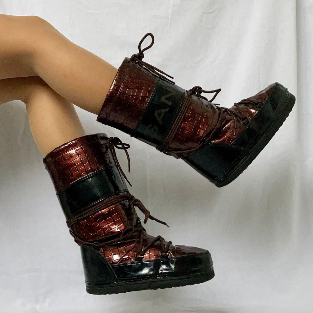 🌊 POPULAR AND COMFORTABLE MOONBOOT STYLE WINTER BOOTS FROM GANT. GOLDEN BROWN SNAKESKIN PATTERN AND BLACK PANELLING. WELL WORN, FLAWS ON PICTURES • SIZE - EU 37/38 • BRAND - Gant • MATERIAL - PVC, foder y2k 90s 80s 70s 60s spring summer sunny autumn winter grey brown white black crop top tshirt strap shirt blouse jumper polo cape coat bolero orange yellow jacket sparkly party evening green grey silver gold velvet knit vest sweater v neck skirt bottoms pants jeans shorts shows acne studios eytys shoes boots heels mules autumn moon boots moonboots knee high boots stövlar klackar skor knä höga kängor. Skor.