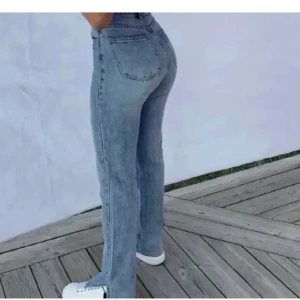 Zara jeans med slits S - Super fina byxor från zara med slits, säljer då jag tror de kan komma till bättre andvänding hos någon ny. Helt nytt skick andvända 2-3 gångee max!  PRIS KAN DISKUTERAS