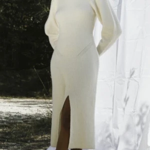 Adoore, Verbier slit dress white - Säljer min ena adoore klänning, stl 34. Råkade beställa dubbelt. Helt oanvänd, inte ens testad. Kvitto finns.