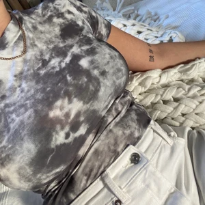 Batik T-shirt - T-shirt med batik av grått och vit, endast provad så jättefint skick❣️