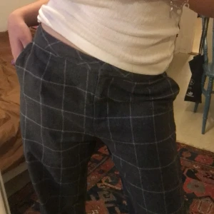Rutiga byxor! - Snygga lågmidjade kostymbyxor i ett ganska mjukt material! Köpta secondhand men på lappen står det Nelly, storlek 38 (sitter även bra på mig som brukar ha 36)🤗 90 + 60kr frakt, eller möts i Malmö!