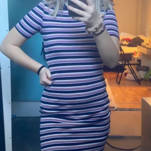 FIN KLÄNNING - Väldigt fin klänning från H&M i storlek 36. Den är så lång som där bilden slutar!! Kom med bud