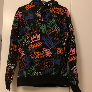 Hoodie  - Hoodie i bra skick. Säljer pga för lite plats i garderoben och använd fåtal gånger. Köparen står för frakten 45 kr. Pris kan diskuteras och önskas fler bilder skicka meddelande 
