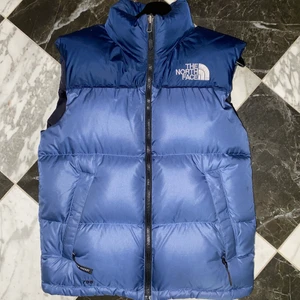 THE NORTH FACE VÄST - Säljer en SÅ fin vintage The North Face väst 💙 I jättebra skick men den har en liten fläck (som knappt syns), se bild 3. Skriv privat för fler bilder, ex hur den sitter på. Herrstorlek S, men skulle säga att den passar både dam och herr xs-l. Budgivning startar på 300kr, säljer endast vid bra bud, budgivning i kommentarerna 💙💙 Köparen står för frakren, den är äkta såklart !!!KÖP DIREKT: 1700!!!