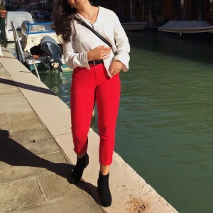 Kostymbyxor  - Röda kostymbyxor från Kappahl strl 38, fickor och dragkedja! ❤️Jag är 169cm lång o de slutar precis som det ser ut på bild ett, en bit ovanför ankeln. Stretchiga! Lite slitna i färgen på vissa ställen men syns endast på nära nära håll. Säljer för 69kr, du står för frakten🥰