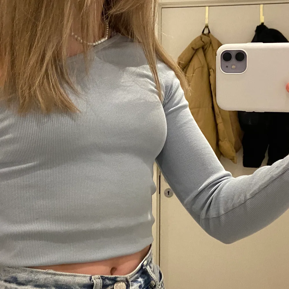 Långärmad ”offshoulder” tröja med ribbat material. Ej använd. Ordinarie pris: 199kr. Toppar.