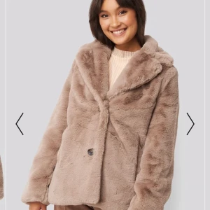Fluffig jacka  - Brun/beige fluffig jacka från nakd aldrig använd storlek 36. Oanvänd med prislapp, skön men tyvärr för stor för mig.
