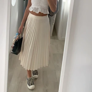 Silkes kjol  - Säljer denna superfina kjolen från Zara. Köpt för några år sedan men endast använd ett fåtal gånger. Köparen står för frakten💗💗💗