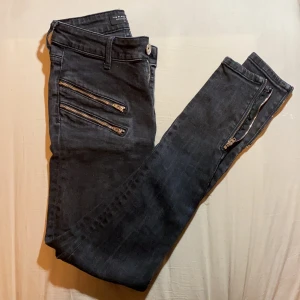 157 svarta slim jeans - Använd några gånger. Ganska tighta. Lägsta bud: 80