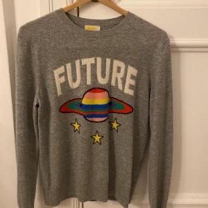 Tröja från from future storlek S - Jätte snygg kashmirtröja från From Future. Är i vänligt bra skick. Orginalpriset var på ungefär 1500kr och säljer nu för 800kr. Har även inte använt tröjan så mycket!💜