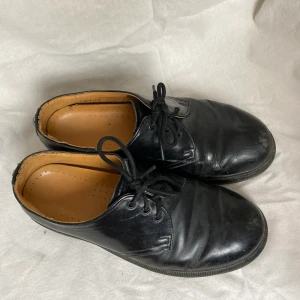 Låga Dr.Martens strl 40 - Älskade skor, passar inte längre. Använt skick men dom klarar lätt flera år till! 