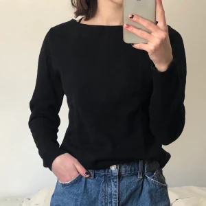 Svart tröja - En svart långärmad tröja.✨ På den tredje bilden ser man tydet. Det är inte ett så tunt tyg. Storlek M men passar bra på S!! Skriv vid intresse eller frågor💞 