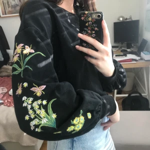 Monki tröja med tryck  - Svart tröja från Monki i storlek S, men skulle säga att den även passar M. Bra skick, super skön att ha på sig och jätte fint mönster på sidan av ärmarna🌷💓