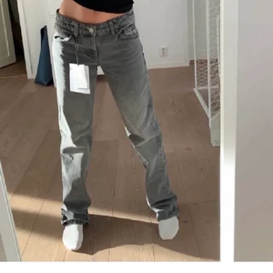Gråa lågmidjade jeans från Zara - (Lånad bild) Säljer dessa lågmidjade jeansen från Zara. Oanvända! De satt för tajt runt mina rumpan. Passar nog någon med 85cm eller mindre runt rumpan.
