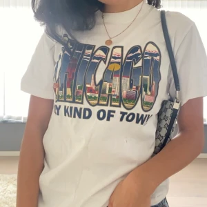 Chicago T-shirt - En oanvänd Chicago T-shirt som är inköpt i Cicago för några år sedan. Super fin till ett par jeans eller till någon annan underdel. 