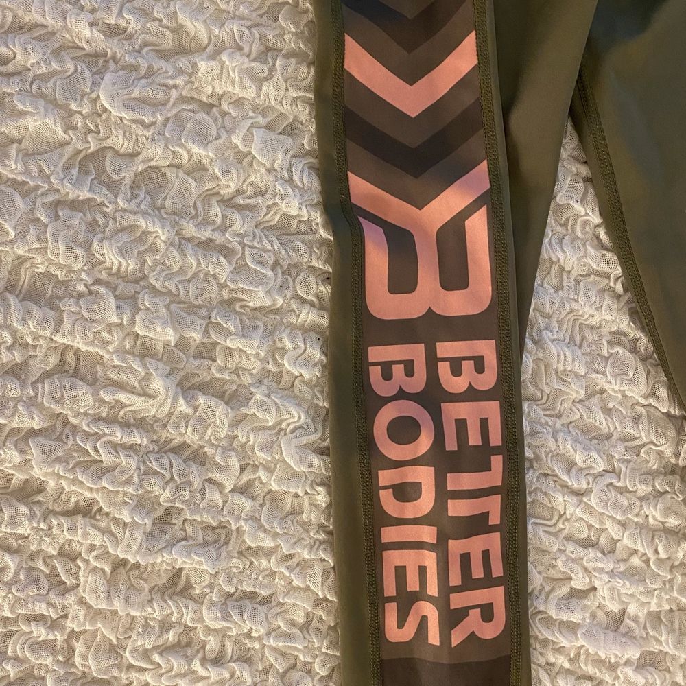 Super sköna och fina springtights ifrån BetterBodies! Sista bilden är tagen ifrån hemsidan för att få färgen rättvis. Säljer på grund av att de tyvärr är lite för småa för mig:( Storlek: XS (jag är 166cm lång) Pris: 130kr (+frakt) men går att diskutera!🥰 OBS: har hund hemma men tvättar självklart dom innan! . Jeans & Byxor.