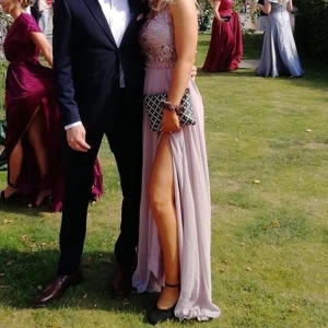 Balklänning storlek 36 - Balklänning i väldigt fint skick! Endast använd en kväll! 