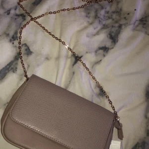 Väska  - Helt ny oanvänd väska. 