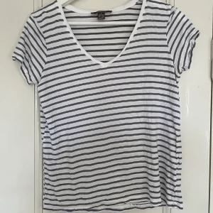 Randig T-shirt  - Stilren randig T-shirt från Primark, köpt i London. Väldigt bra kvalite och bra skick. Spårbar frakt med DHL inräknat i priset!!